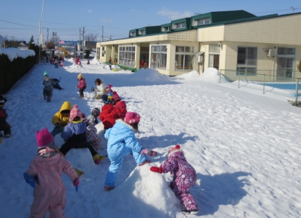 写真：冬の保育施設の園庭と子どもたち